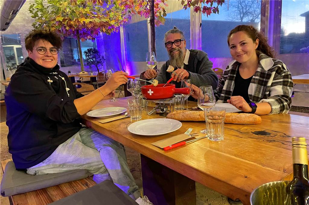 „Wir haben keine andere Chance“: Strobels im Solebad Werne schließt Hier war man noch guter Dinge: Das Führungs-Trio Lena Masjoshusmann (l.) und Serike Wischnewski sowie Björn Lepke stellte neue Aktionen im Außenzelt vor.