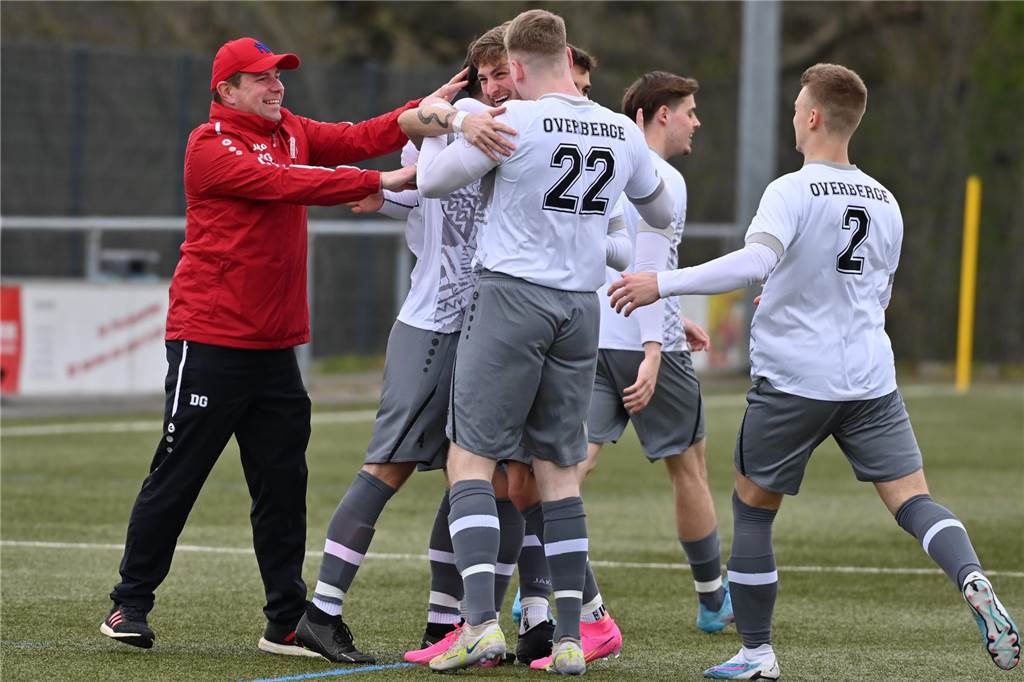 Nach Sieg im Abstiegsduell: Overberge erneut mit Einspruch Hier war noch alles gut: Damian Glombik (l.) jubelt über das frühe 1:0 von Jaromir Groß. Rechts im Bild: Tim Rüger, der wie Glombik beim 4:2-Sieg gegen den SV Langschede vom Platz flog.