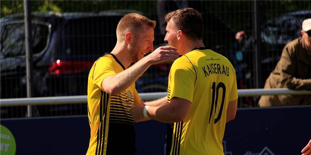 Kaiseraus Kapitän lässt sich nicht unterkriegen: „Wir müssen jetzt 90 Minuten lang abliefern.“ Hier war noch alles gut: Timo Milcarek (l.) freut sich mit einem Teamkollegen über das 4:2 zur Halbzeit.