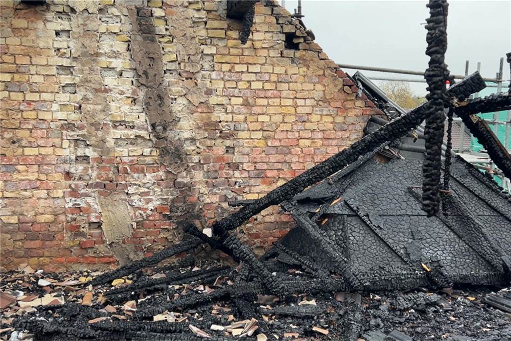 „Es ist fast nichts mehr übrig“: Eigentümer baut Brandruine wieder auf Hier war vor dem 14. Oktober der Spitzboden des Hauses an der Wartburgstraße. Jetzt ist das Dach weg. Nur die Wand steht noch.