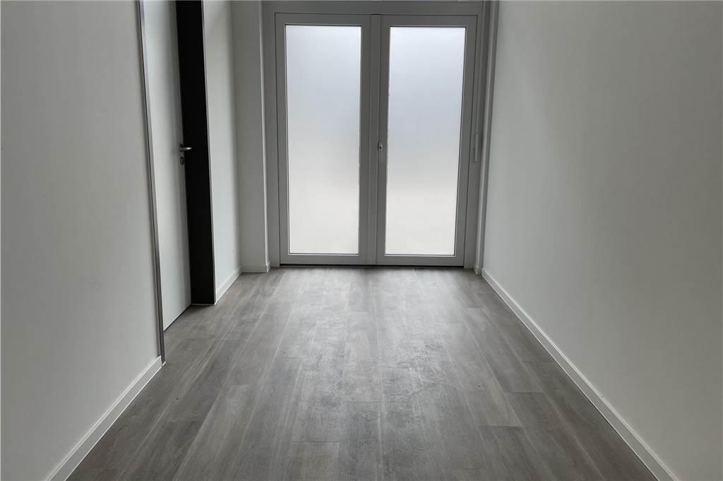 Hier werden demnächst die Abfalltonnen stehen. Die Mieter müssen dafür nicht das Haus verlassen. "Das ist Dortmunds schönster Müllplatz", sagt Lothar Heinze mit Blick auf den schicken Bodenbelag, er hier irrtümlich verlegt wurde.