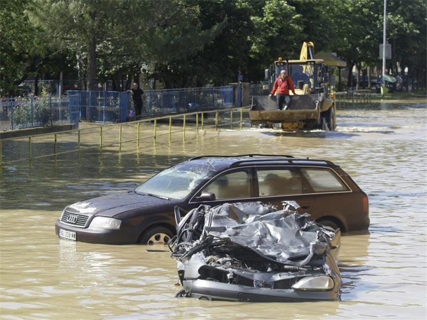Balkanländer erwarten weitere Flutwellen Hier werden eher Boote gebraucht: Eine überschwemmte Straße in Serbien. Foto: Andrej Cukic