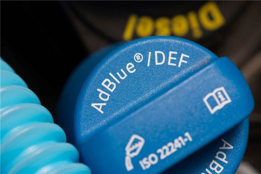 Harnstoff in Tank: Was Dieselfahrer zu AdBlue wissen müssen Hier wird AdBlue nachgefüllt. Foto: Swen Pförtner/dpa/dpa-tmn