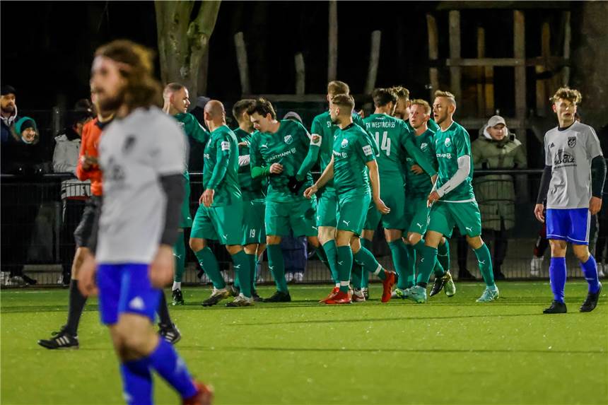 500 Zuschauer sehen den B-Liga-Knaller - Nach dem Spiel muss die Polizei einschreiten Hier wird der Treffer zum 3:1 gefeiert.