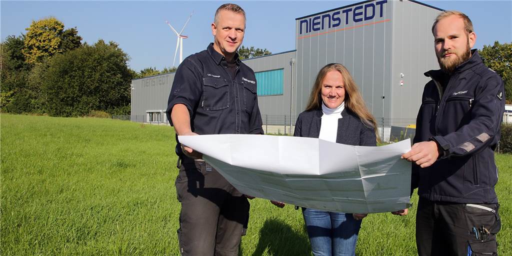 Neue Produktionshalle: Nienstedt investiert drei Millionen Euro in Haltern Hier wird gebaut: Lars Terstiegen (technischer Leiter), Melany Kniesburger (kaufmännische Leiterin) und Ingenieur Niklas Wirz (v.l.) mit den Bauplänen für den Anbau der Firma Nienstedt.