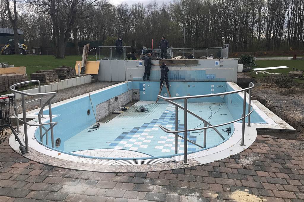 Solebad und Saunalandschaft im Revierpark sind kaum wiederzuerkennen Hier wird im Saunagarten aus einem wenig genutzten Außenbecken ein Becken mit 33 Grad warmem Wasser und großem Liegebereich gemacht.