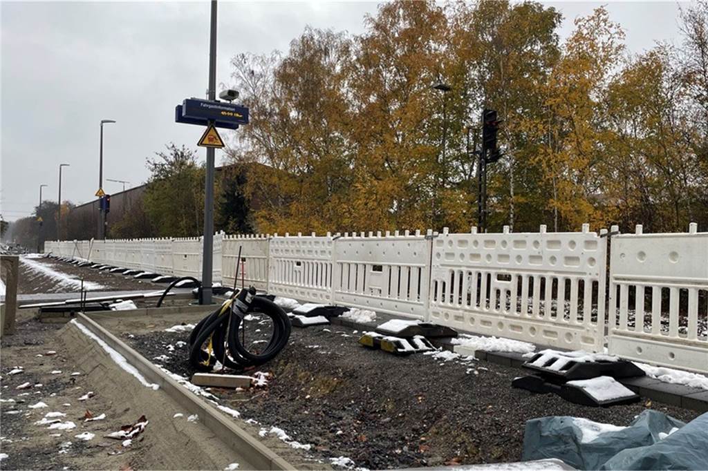 Modernisierung des Martener Bahnhofs dauert länger als geplant Absperrungen stehen am Martener Bahnhof im Dortmunder Westen. Dieser soll modernisiert werden.
