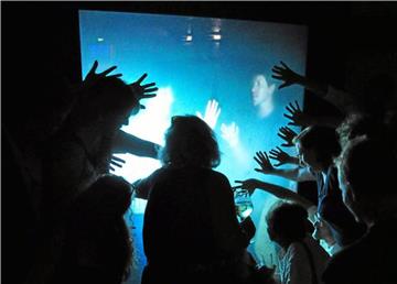Hier wollen alle mal anfassen: Die Installation „TouchMe“ von David Kousemaker und Tim Olden macht Spaß.