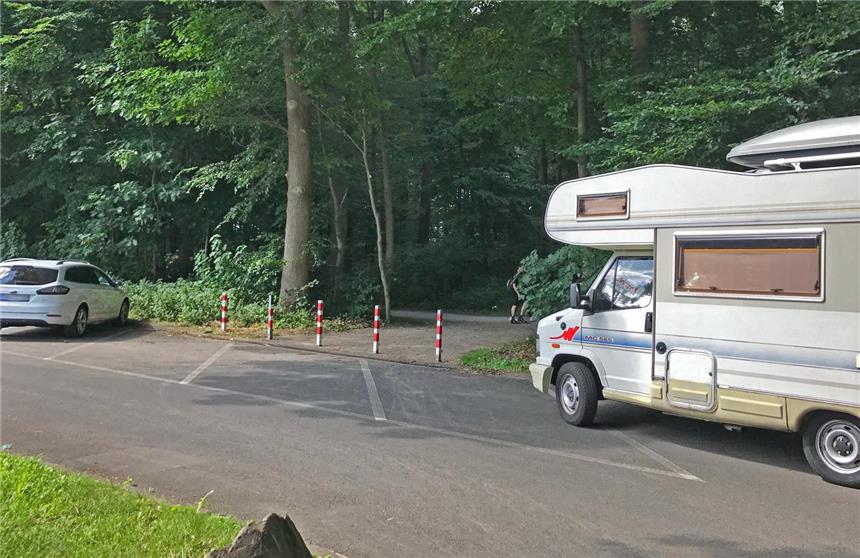 Korrekt geparkte Autos versperrten Rettungsweg Hier wollte die Feuerwehr mit ihren Fahrzeugen zum Nordstrand durchfahren. Ordnungsgemäß parkende Autos verhinderten das am Sonntag.