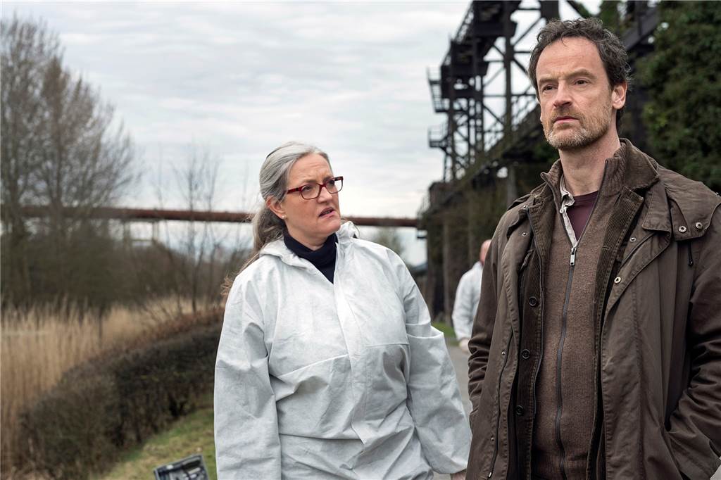 Tatort Dortmund: Ludger Burmann nimmt in der Kritik kein Blatt vor den Mund Hier wurde das Mordopfer Andreas Sobitsch gefunden: Kommissar Peter Faber (Jörg Hartmann) spricht mit Rechtsmedizinerin Greta Leitner (Sybille J. Schedwill).