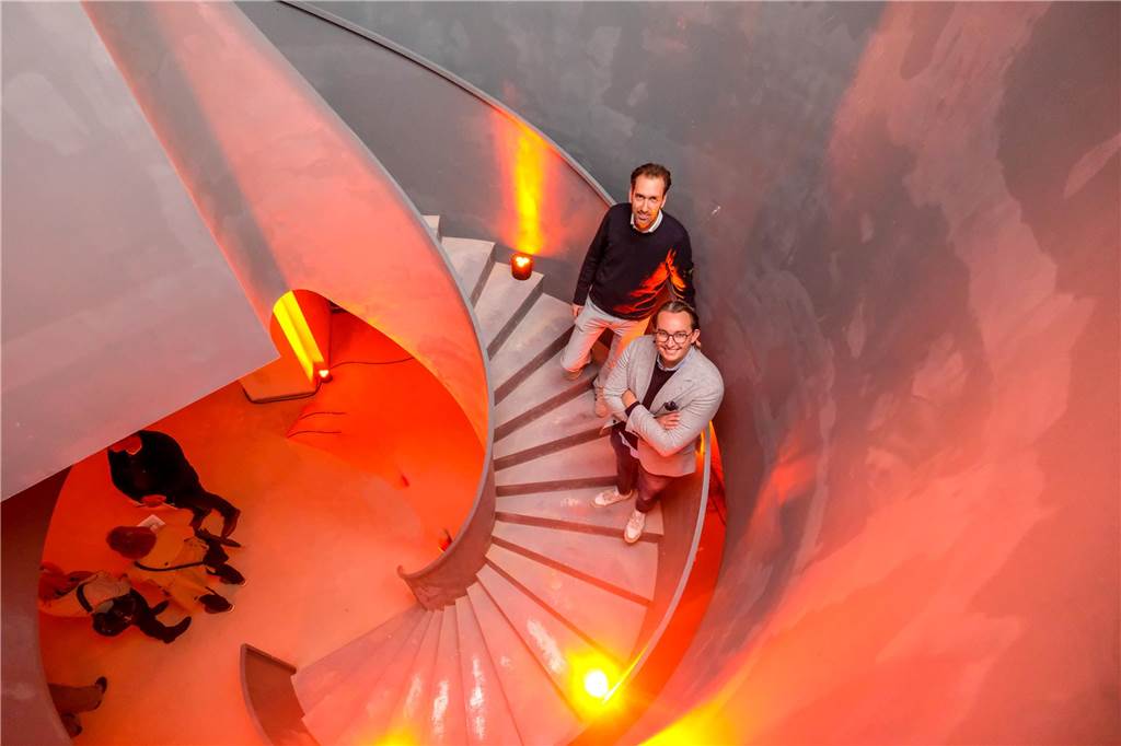 „Endlich können wir loslegen“: Praxis Dr. Schlotmann öffnet ihre Türen Luca Schlotmann (r.) und Dr. David Bonsmann auf der illuminierten Wendeltreppe in der neuen Zahnarztpraxis Schlotmann