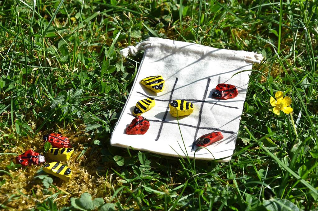 Zehn sommerliche Bastelideen: Spaß und Beschäftigung für Groß und Klein Hier wurden die Steine als Bienen und Marienkäfer bemalt.