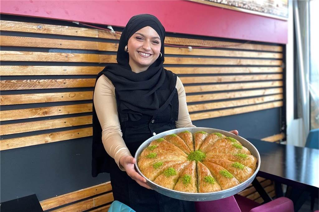Bäckerei und Café Mavish in Lütgendortmund wird heute eröffnet Hier zeigt Dilara Celik Baklava Pistazie, eine von vielen türkischen Spezialitäten in ihrer Bäckerei Mavish.