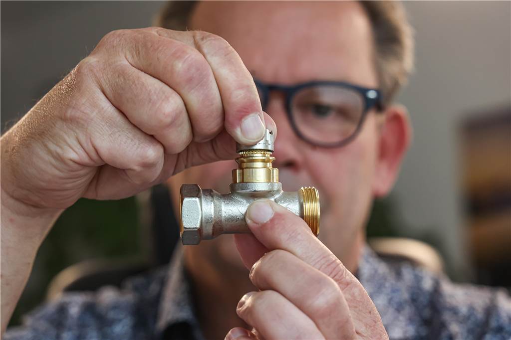 Auftragsflut in der Gas-Krise: „Wir haben stark zu kämpfen“, sagt der Installateur Hier zeigt Obermeister Ralf Marx aus Dortmund ein Thermostatventil, mit dem der hydraulische Abgleich vorgenommen wird.