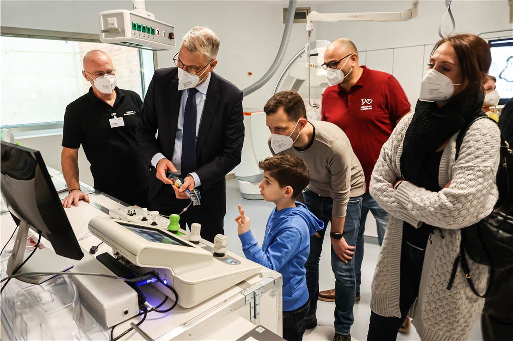 Unterirdischer Krankenhaus-Neubau ist fertig Hier zeigt Prof. Dr. Helge Möllmann, Chefarzt für Innere Medizin und Kardiologie, den Roboter, der den Arzt bei Operationen im Herzschrittmacher-OP unterstützen kann.