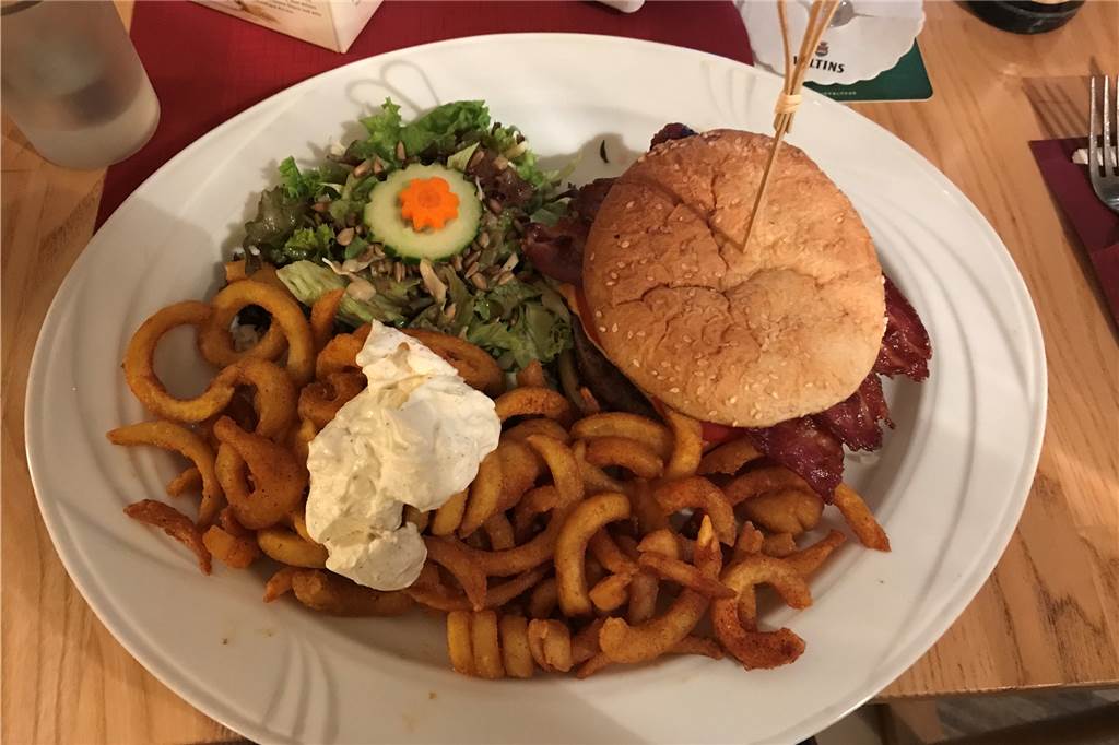 Lumber Jack‘s Diner: Rustikales Ambiente und ziemlich große Portionen Hier zu sehen ist der Buffalo-Bill mit Büffel-Fleisch und Curly-Fries.