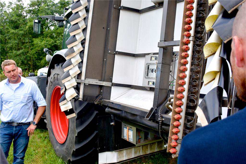 Legdener Landwirte begeistert vom Roboter auf dem Acker - gezielt Herbizid einsetzen Hightech unter der Haube: Mit speziellen Kameras erkennt der Computer das Unkraut – in diesem Fall Ampfer. Zielgerichtet geben dann 156 Sprühdüsen in bis zu sechs mal sechs Zentimeter kleinen Quadraten das Herbizid ab.