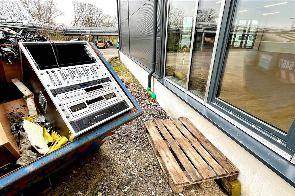 Müllcontainer mit Hifi-Anlage