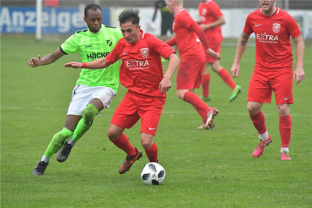 SG Gahmen holt zwei weitere Neue Hikmet Konar schirmt den Ball ab.