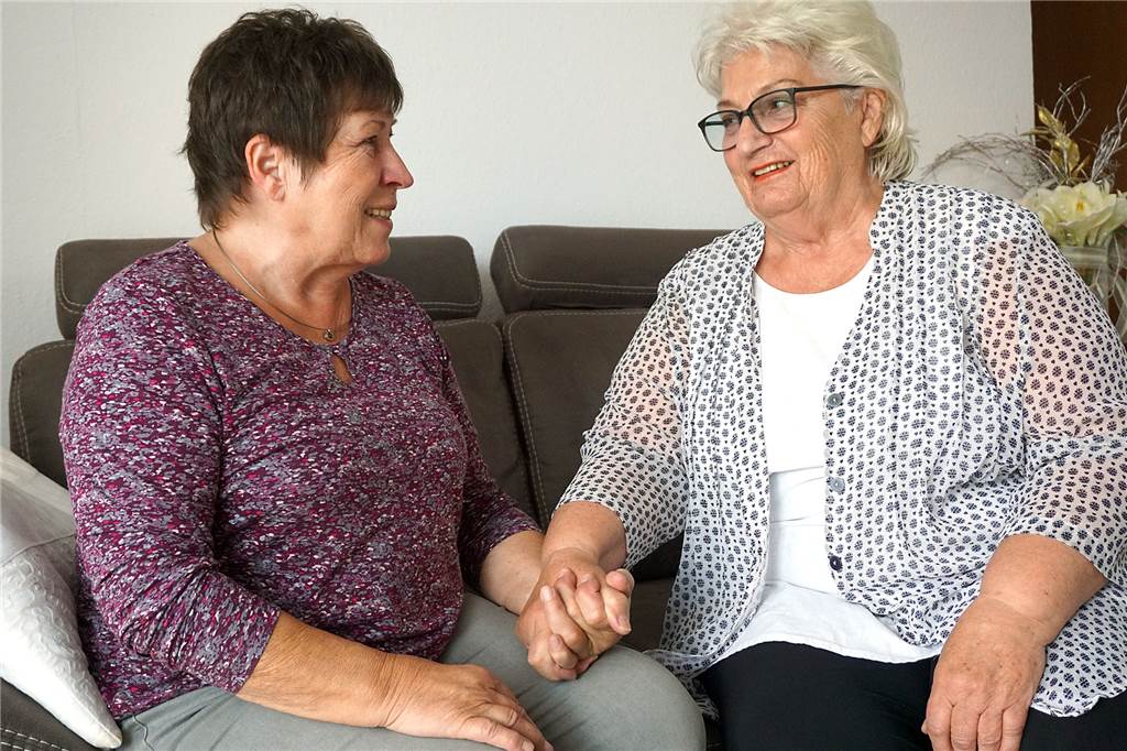 Wenn Angehörigen die Kraft ausgeht: Wo man Hilfe bekommt, wenn ein geliebter Mensch stirbt Hildburg Fischer (l.) und Hildegard Dian sind längst Freundinnen geworden.