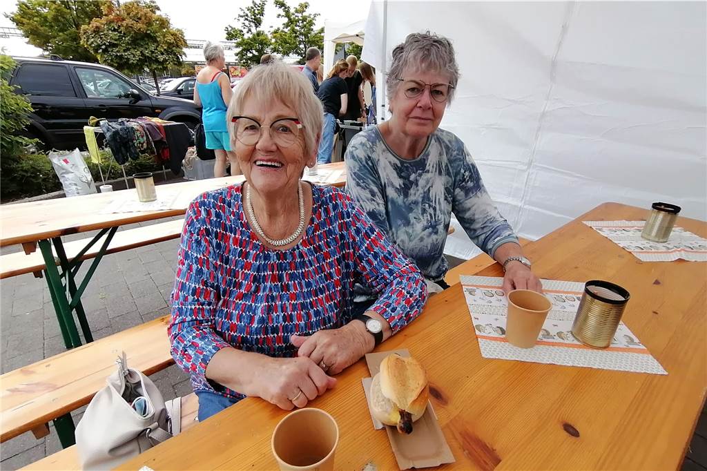 Westring-Center: Trödel, veganes Essen und Informationen für den Tierschutz Hildegard Blum und Bärbel Machura (v.l.) haben einen Halbtagesausflug zum Trödelmarkt gemacht.