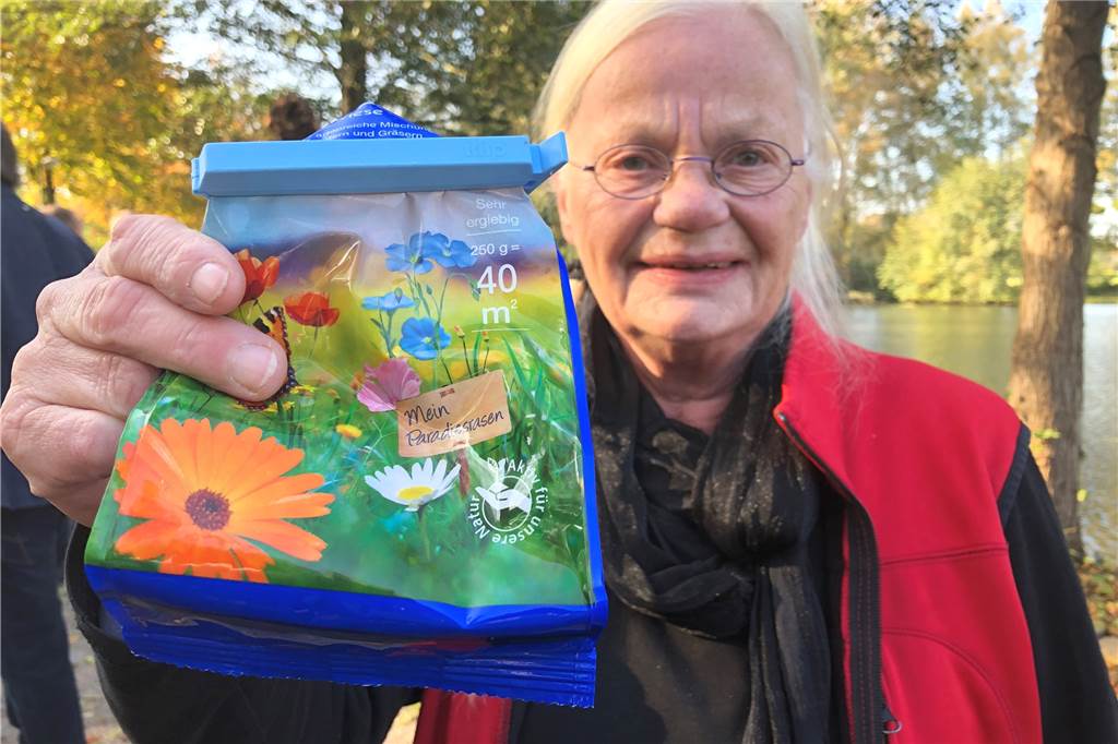 Das sind die Gewinner des Klimaschutzpreises Hildegard Daldrup hat oft Blumenwiesensamen dabei. Und verteilt diesen hier und da in der Gemeinde.