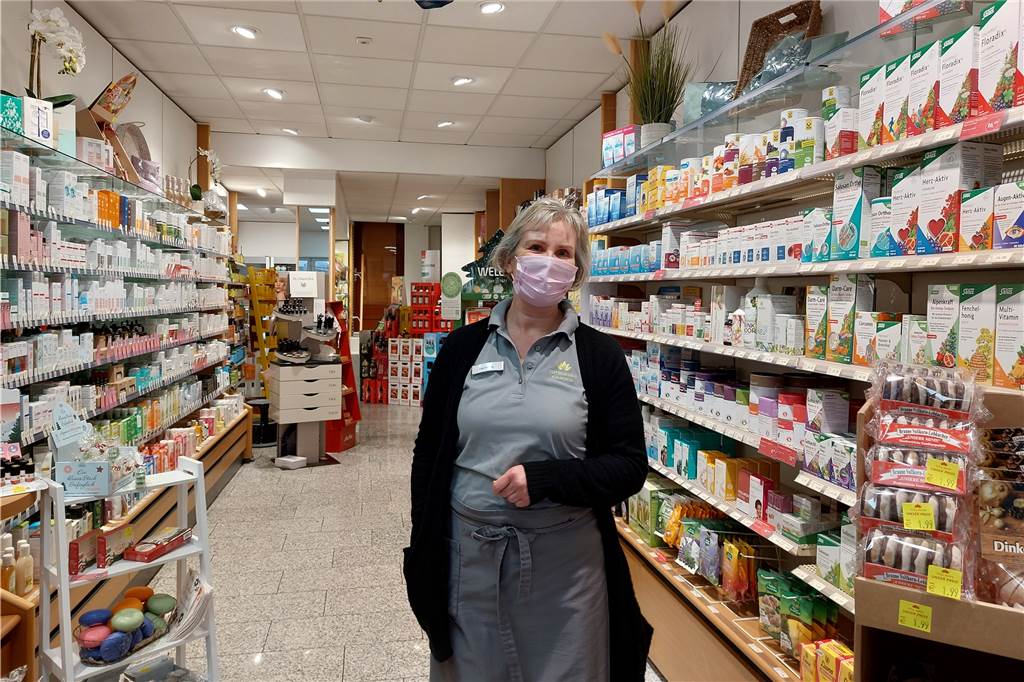 Spar-Tipps aus Dorsten: Weihnachtsgeschenke müssen kein Vermögen kosten Hildegard Freiberg vom Reformhaus Kaubisch im Ladenlokal
