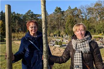 Hildegard Schlebach-Schlenger (rechts) und Heidrun Römer (Vorsitzende des Seniorenbeirats) auf dem Waldfriedhof Holsterhausen