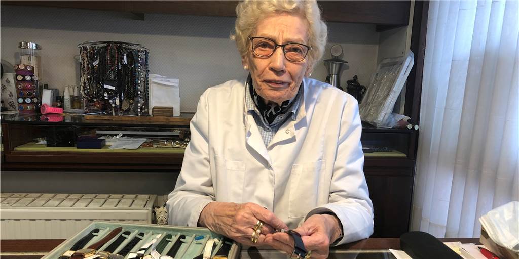 Hildegard Wörmer hat die Zeit angehalten: In ihrem Geschäft für Uhren, Schmuck und Optik ist sie auch im gereiften Alter weiter im Einsatz.