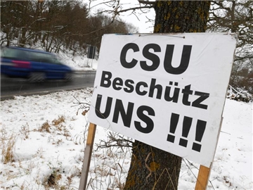 Hilferuf: Ein Schild mit der Aufschrift "CSU Beschütz UNS !!!" hängt bei Seeon (Bayern) vor Beginn der CSU-Klausurtagung an einer Straße. Foto: Tobias Hase