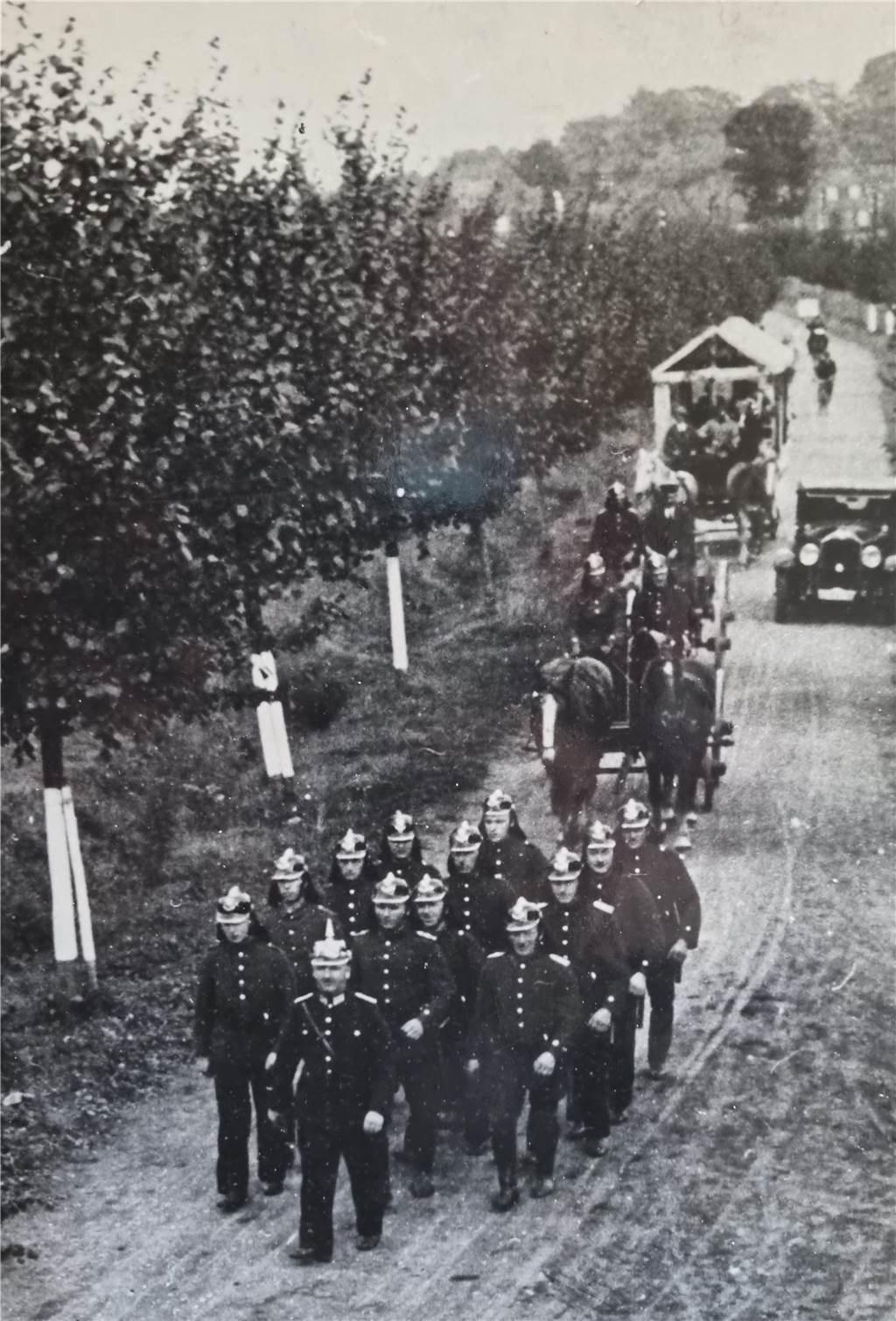 Löscheimer, TuS und Kriegsheimkehrer: Halterns besondere Feuerwehr Hilfskräfte der Freiwilligen Feuerwehr transportierten 1934 einen Schlauchwagen vom Halterner Hauptbahnhof über den Hennewiger Weg.