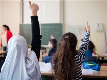 Hilfslehrer mit eigener Fluchtgeschichte könnten einer Studie zufolge geflüchteten Kindern eine große Hilfe in der Schule sein. Foto: Monika Skolimowska/Symbol