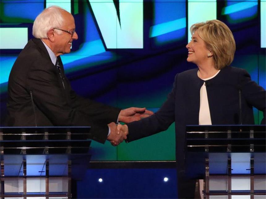 US-Demokraten in TV-Debatte auf Kuschelkurs Hillary Clinton bedankt sich bei Bernie Sanders, der einen Schlussstrich unter der Email-Affäre forderte. Foto: Josh Haner/The New York Times
