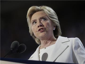 Hillary Clinton wird die E-Mail-Affäre im Wahlkampf nicht los. Foto: Andrew Gombert