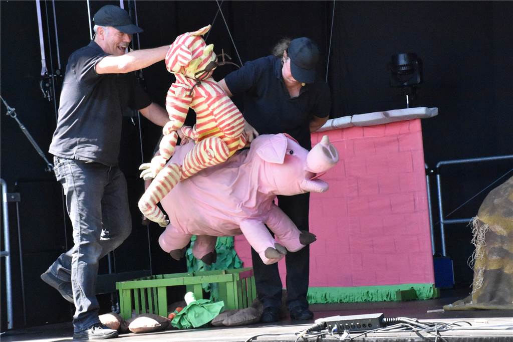 Hille Pupille, das sind Hille und Klaus Menning. Am Sonntag spielten sie das Stück "Voll drauf", bei ein Schwein und ein Kater fliegen.