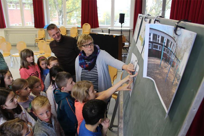Schülerparlament entscheidet über Spielplatzgestaltung Hiltrud Schröder und Daniel Binder stellten dem Schülerparlament die eingereichten Vorschläge zum Neubau des Spielplatzes vor. Besonders gut kamen die Spielgeräte an, die ein Thema haben.