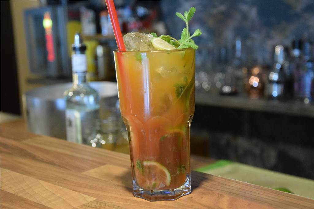 Vom Klassiker bis zum Geheimtipp: Die besten Cocktails zum Selbstmixen Himbeer-Maracuja-Mojito ist eine von Niko Milis kreierte Abweichung des klassischen Mojitos.
