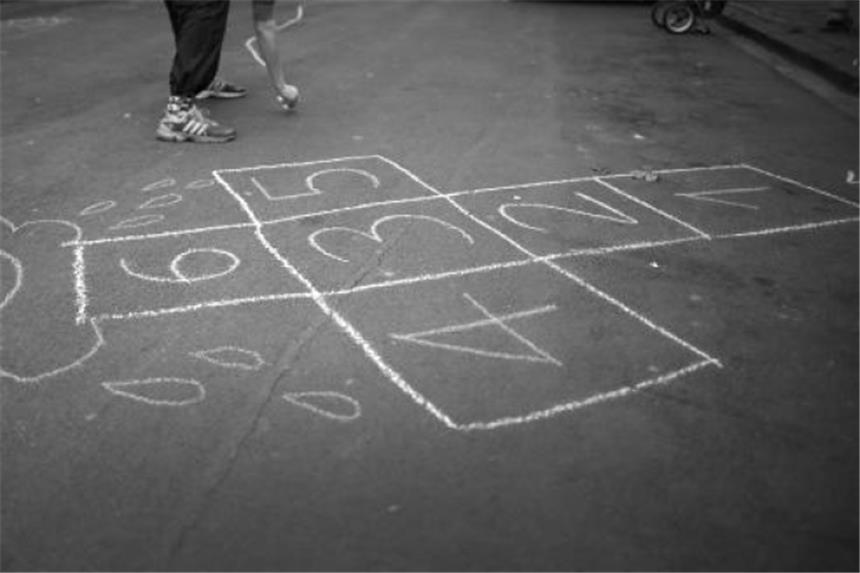 Hinkeln: Nicht auf den Strich treten! Hinkeln, Hickeln, Himmel und Hölle – die Namen sind ganz unterschiedlich, aber auch heute noch spielen Kinder das Hüpfspiel.
