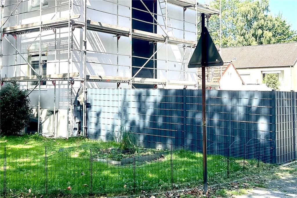 Hiberniasiedlung: Was der eine Nachbar darf, darf der andere noch lange nicht Einfriedung des Vorgartens in Recklinghausen ist zu hoch.