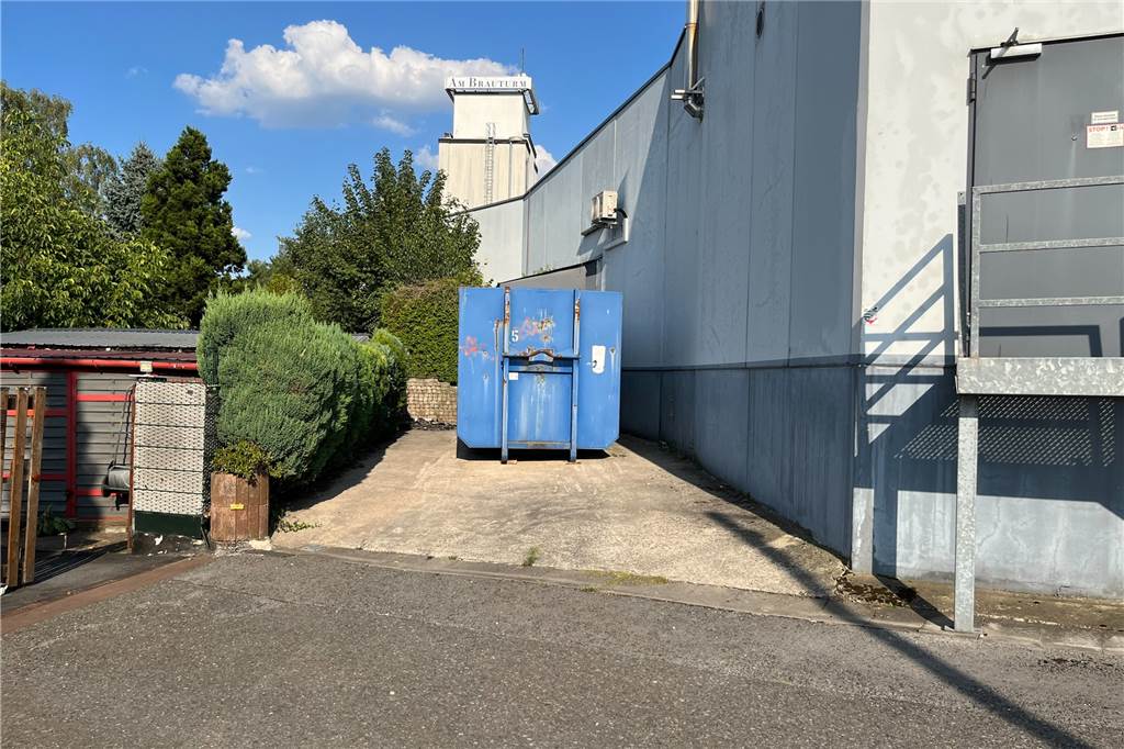 Opfer der Brandserie: „Alle haben ‚Feuer, Feuer‘ geschrien“ Hinten links, neben dem blauen Container muss die blaue Tonne der Anwohner hingeschoben worden sein.