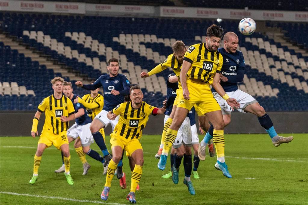 ´ Die BVB-U23-Spieler verteidigen eine Standardsituation.