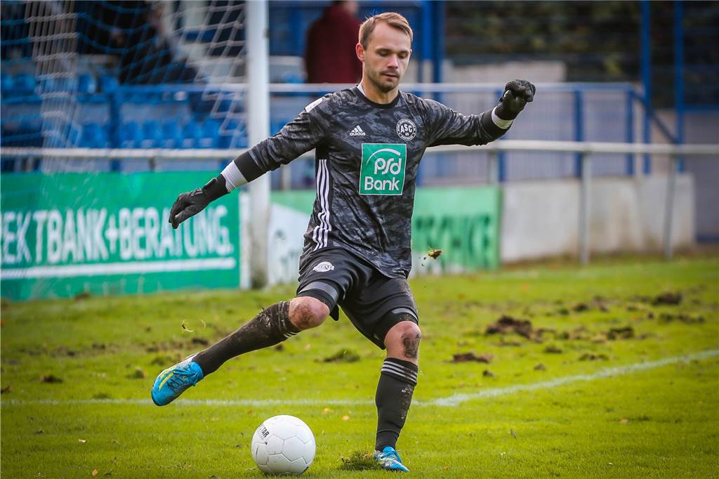 „Das ist eine Katastrophe“ - Der ASC 09 spielt auf dem Acker vom Bauern um die Ecke Hinter ASC-Keeper Jan Held tun sich im Fünfmeterraum die Erde auf.