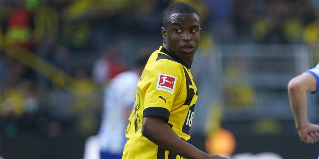 Verhandlungen stocken: Der BVB steckt bei der Personalie Moukoko in einer Zwickmühle BVB-Spieler Youssoufa Moukoko schaut dem Ball hinterher.
