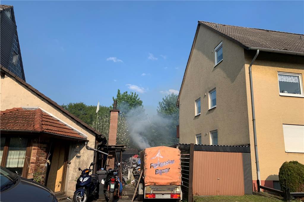 Dunkle Rauchwolke bei Schuppenbrand an der Mengeder Straße Hinter dem Anhänger brannte es in einem Schuppen.