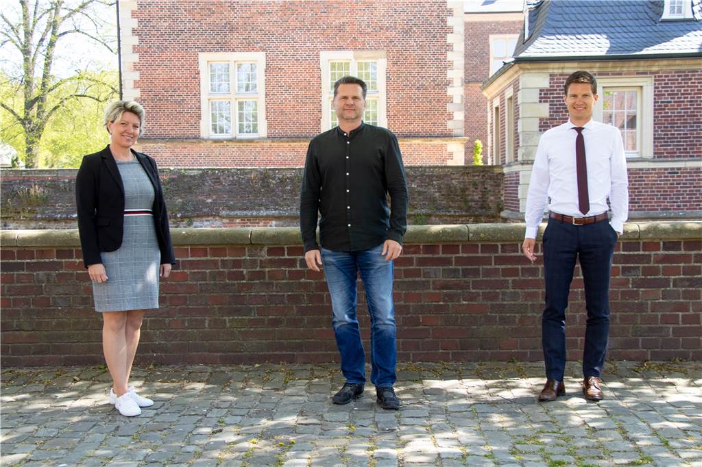 Weg für Autokino in Ahaus frei: Vorstellungen starten am Donnerstag Hinter dem Autokino in Ahaus stehen Claudia Platte (AMT), Dominik Paffrath (Cinetech) und Fabian Terfort (Volksbank).