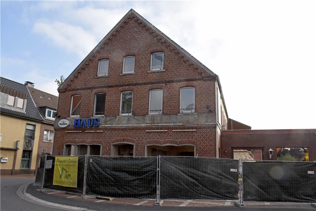 Bagger fressen sich Stück für Stück durch die Fassade von Haus Westermann Hinter dem Bauzaun ist bereits zu sehen, wie weit sich die Bagger durch Haus Westermann vorgearbeitet haben: Der ehemalige Tanzsaal auf der rechten Seite ist schon fast verschwunden.