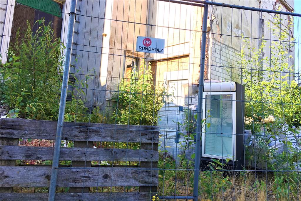 Tull-Villa am Phoenix-See wird zwangsversteigert Hinter dem Bauzaun sammelt sich einiges an Müll, die Fassade bröckelt.