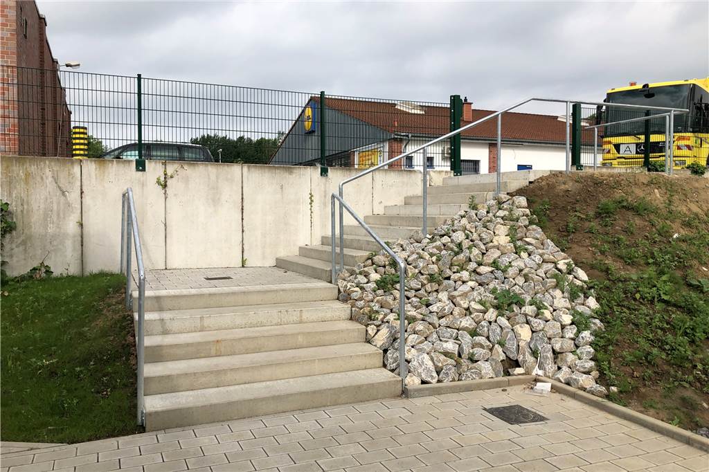 Bäckerei Vorwerk zieht ins ehemalige Sacré Coeur an der Husener Straße 54 Hinter dem Coeur ist eine Treppe entstanden, die zum Lidl führt.