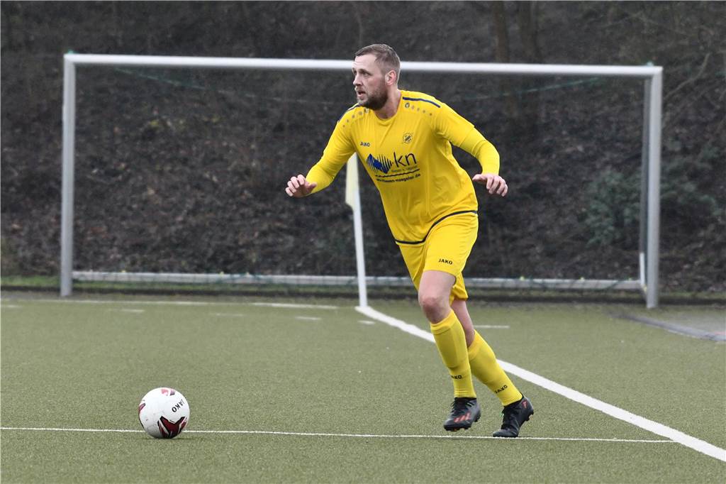 Herberns U23 vor richtungsweisenden Wochen : „Wir haben uns nochmal richtig eingeschworen“ Herberns Lars Overs am Ball.