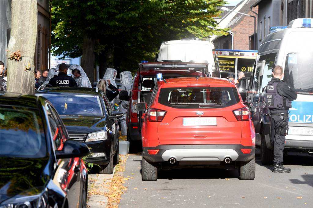 Suche nach Gefahrstoffen und Waffen: SEK-Einsatz in Herten – Polizei zieht Bilanz Hinter dem Flatterband wimmelt es von Feuerwehrleuten und Polizisten, die mit der Beweisaufnahme beschäftigt sind.